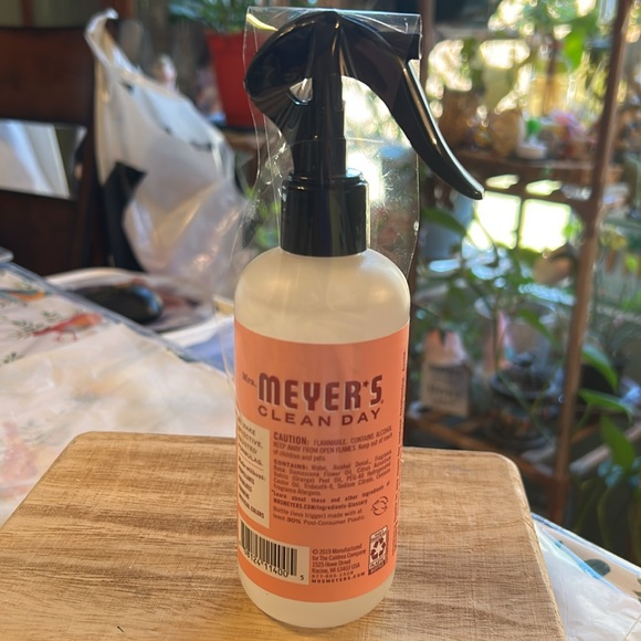 Mrs. Meyer’s Clean Day Room Freshener Rose Scent Limited Edition 8 Fl Oz New - Picture 3 of 8